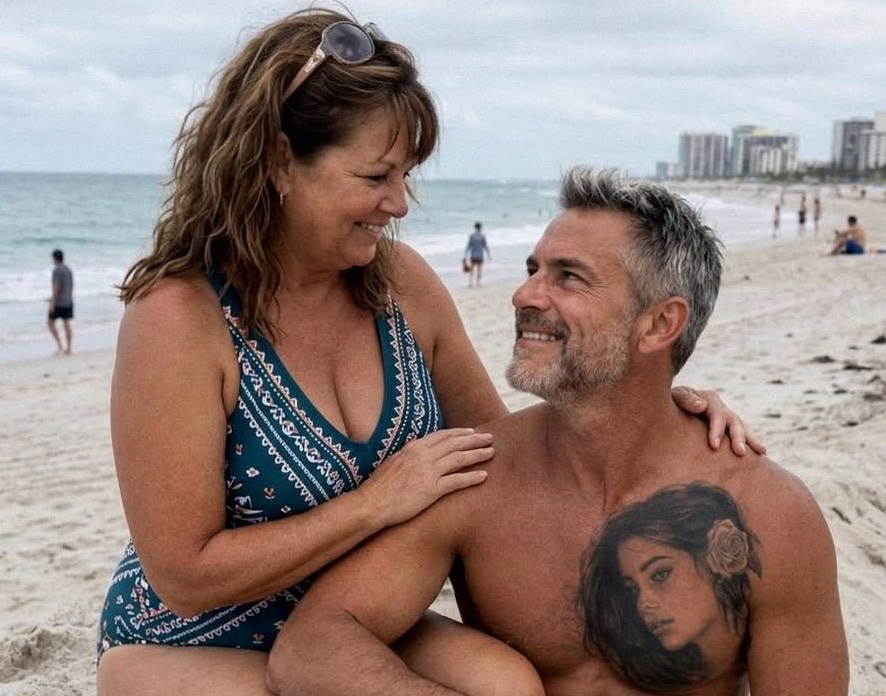 Durante veinte años, creí saber quién era la mujer tatuada en el pecho de mi marido. Una fotografía hizo añicos esa certeza