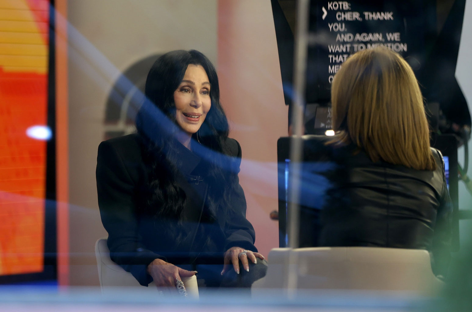 Fans vergrößerten ein neues Foto von Cher – und entdeckten ein seltsames Detail an ihrem Bauch