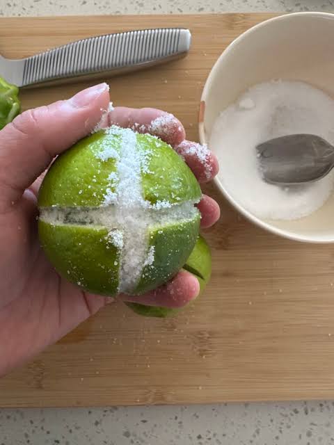 ¿Por qué la gente mezcla limón con sal y pimienta? ¡La razón es sorprendente!